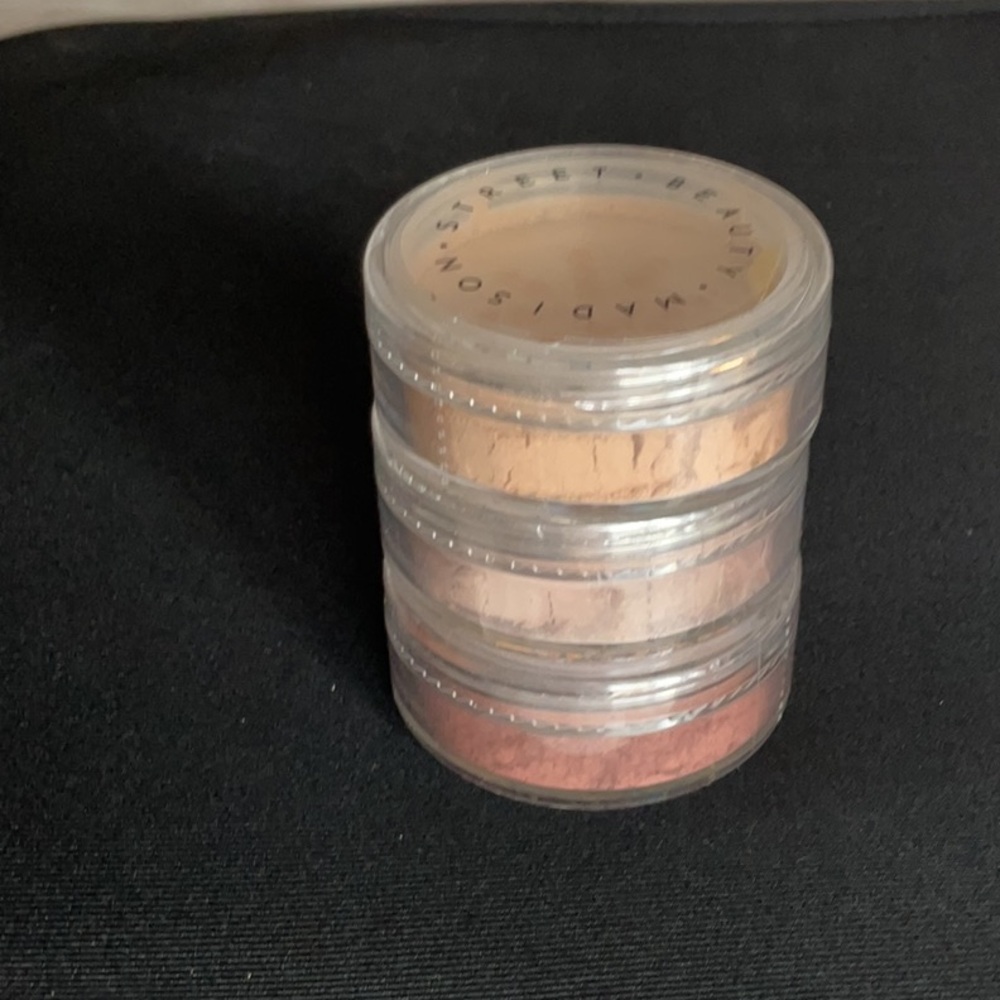 Three mineral make up Set-foundation,concealer and blush,all new sealed,quality.